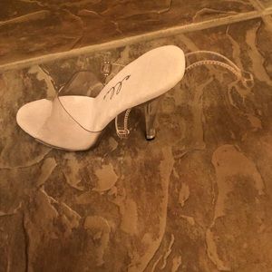 Brand new Ellie clear platforms